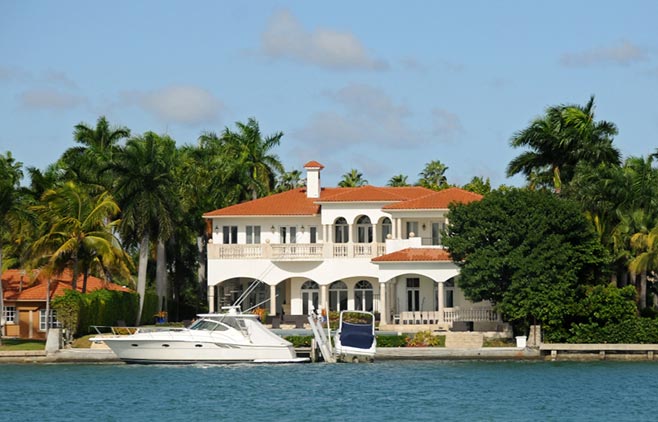 Florida mansion with Yacht